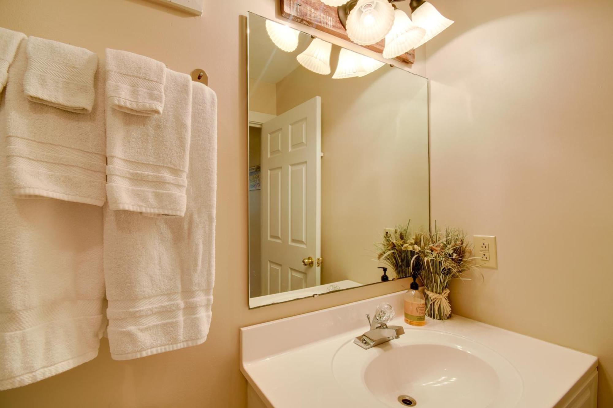 Ocean Isle Apartment With Balcony, 1 Mi To Beach! Ocean Isle Beach Esterno foto